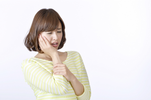 矯正が痛む女性
