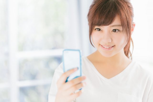スマートフォンを持つ女性