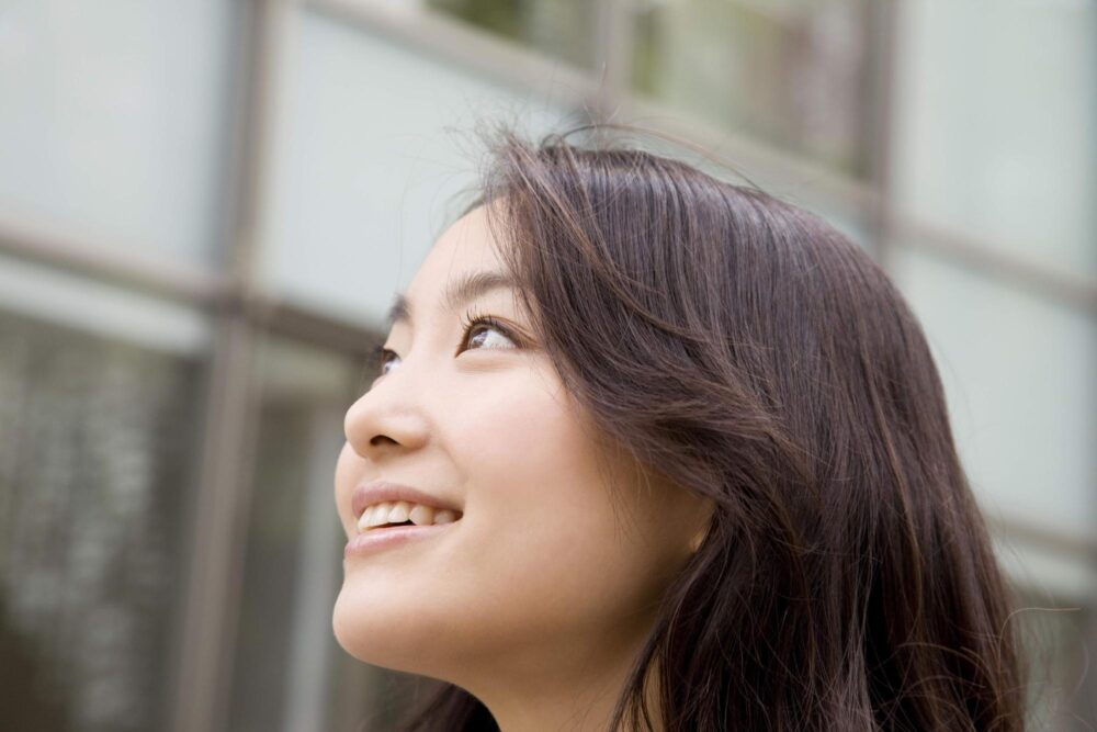 目線外し　美人　笑顔