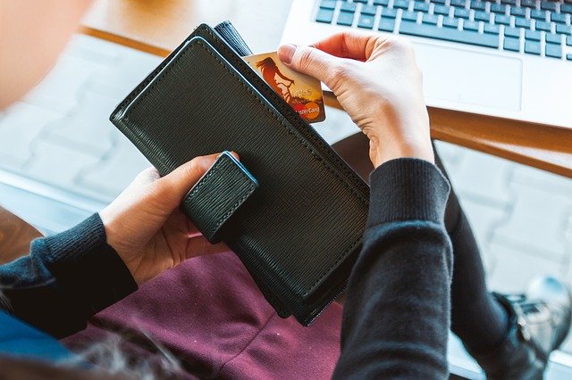 お財布からクレジットカードを取り出す