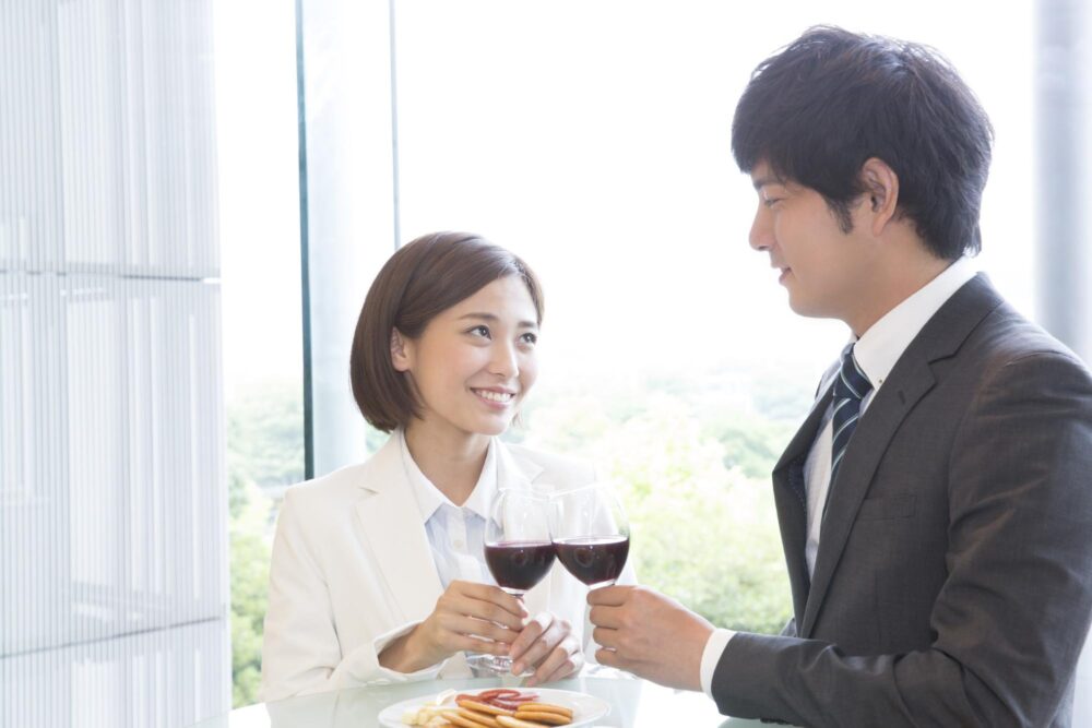 ワインで乾杯をするカップル