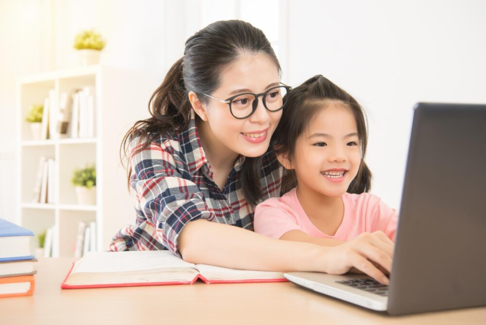 母子パソコンに向かい笑顔