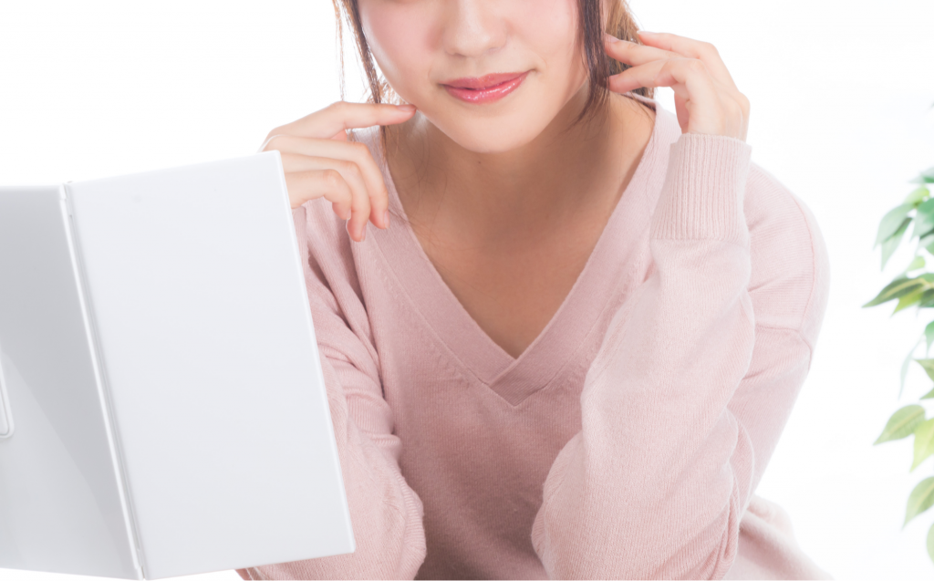 鏡を見て笑顔の女性