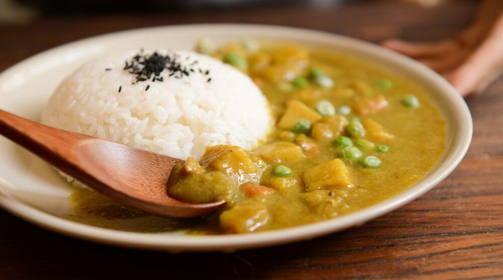 歯列矯正中にカレーを食べたら、ブラケットは黄ばむ？