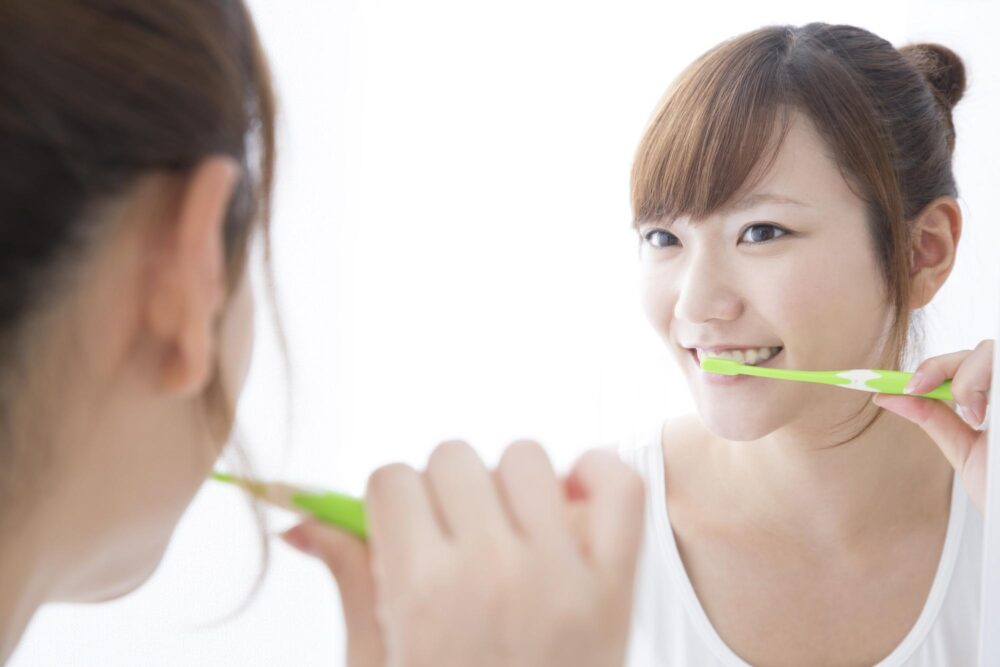 歯磨きをする女性＿葛西モア