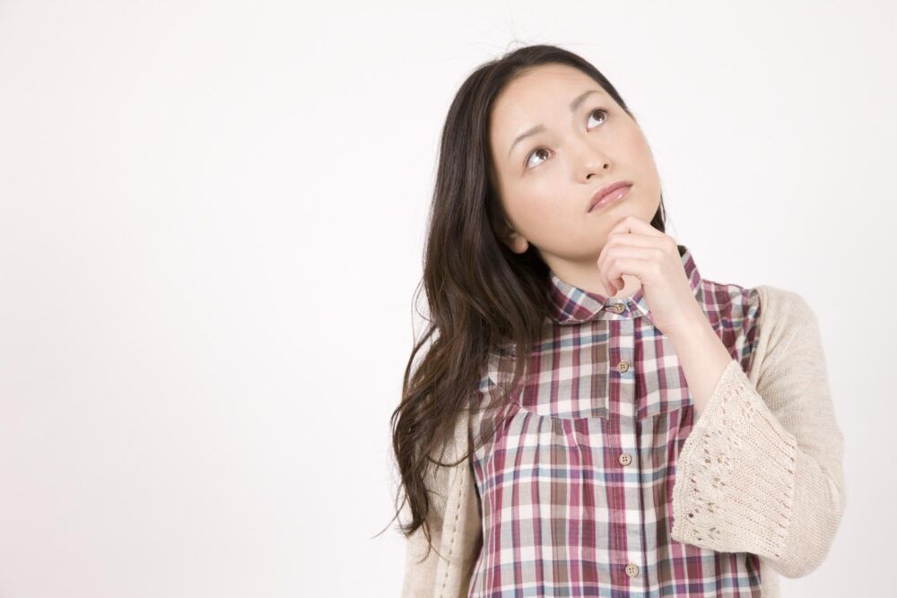 悩む女性｜歯列矯正｜矯正中のトラブル相談＿葛西モア