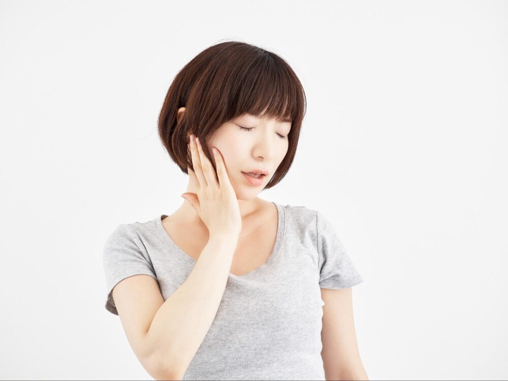 ほほ痛めた女性｜歯列矯正｜矯正中のトラブル相談＿葛西モア
