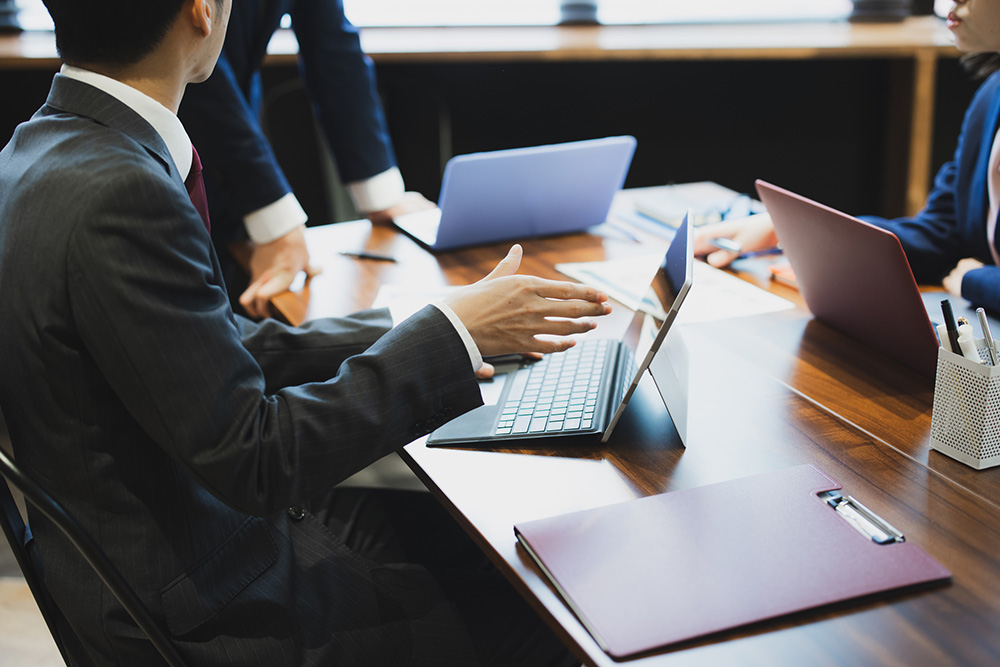 歯列矯正による仕事の影響は？仕事と治療は両立できる？｜ドクターに聞く社会人の歯科矯正