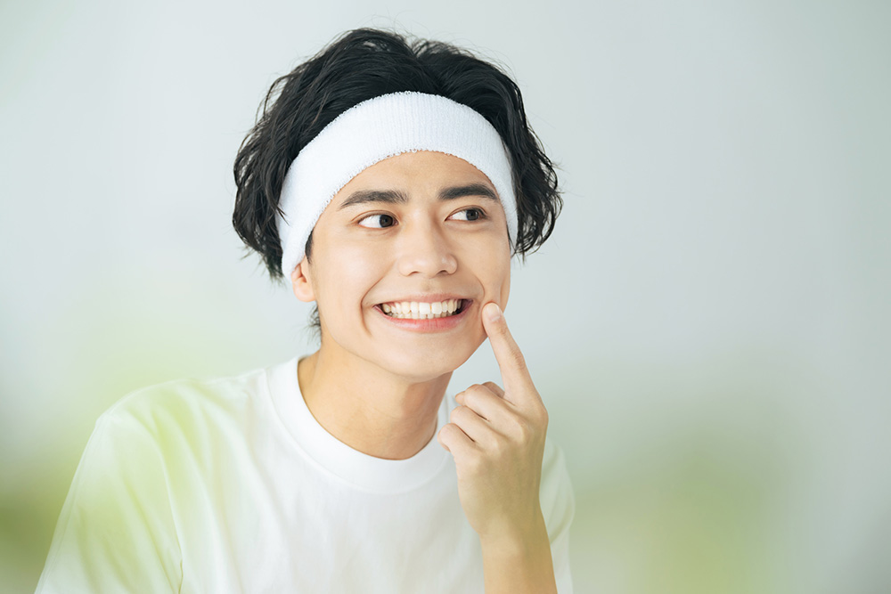 すきっ歯は治せる？前歯のすき間が空く原因とその予防、矯正治療とは